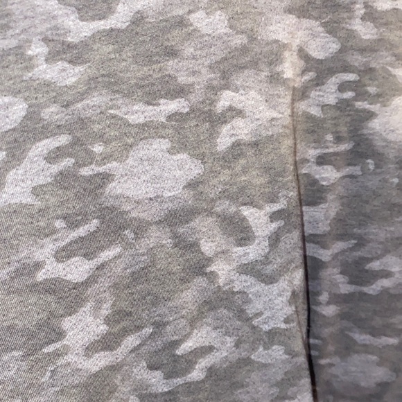 Fabletics Gray Camo Shirt Sleeve Cropped Top - Picture 3 of 4